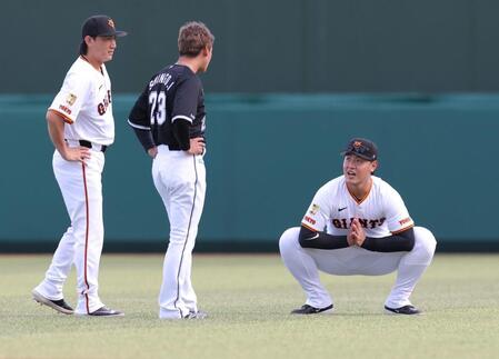 　小林（左）、石川慎（中央）と話す岡本（撮影・西岡正）