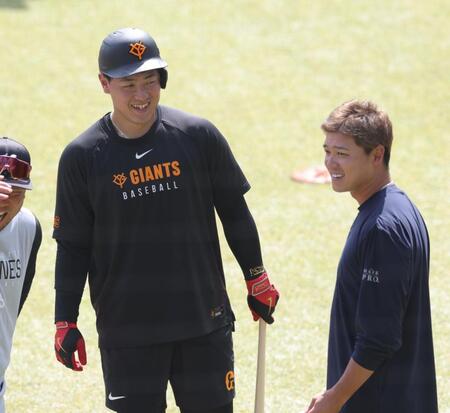 　山口（右）と話す岡本（撮影・西岡正）