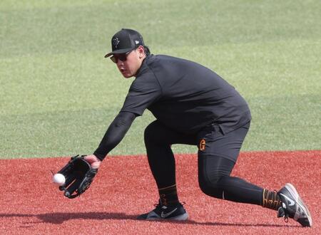 　三塁でノックを受ける岡本（撮影・西岡正）