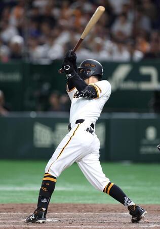 　９回、中越えにサヨナラ打を放つ若林（撮影・吉澤敬太）