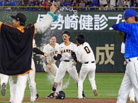 　９回、サヨナラ二塁打を放ちチームメートから祝福を受ける巨人・若林（中央）＝東京ドーム