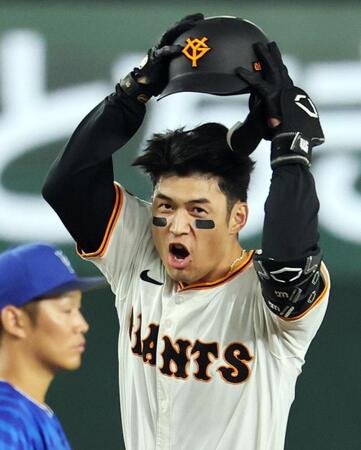 　９回、サヨナラ二塁打を放ち、喜ぶ若林