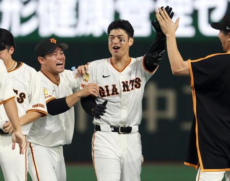 　９回、サヨナラ二塁打を放ち、ナインに祝福される若林（中央）