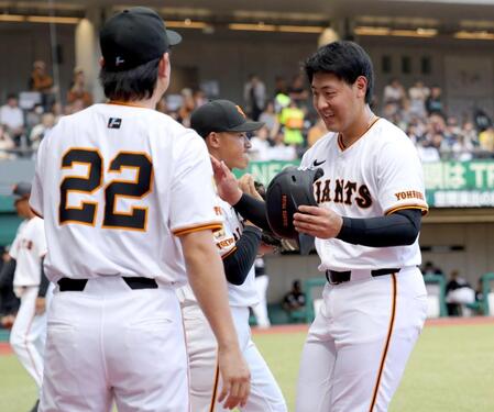 　１回、先制二塁打を放ち、ナインに祝福される岡本（右）＝撮影・西岡正