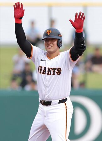 　１回、先制二塁打を放ち、ベンチへ向かって両手を上げる岡本（撮影・西岡正）