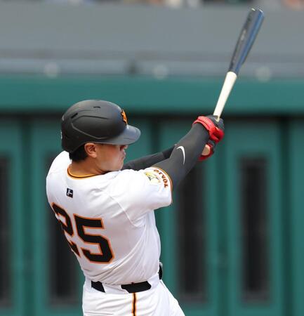 　１回、左越えに先制二塁打を放つ岡本（撮影・西岡正）