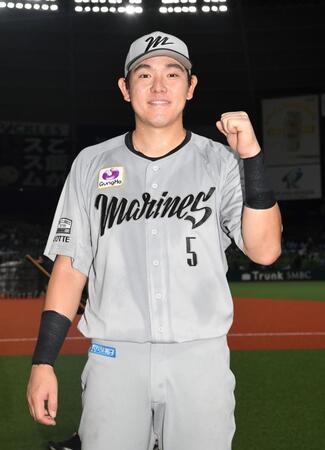 　お立ち台で笑顔を見せる安田（撮影・佐藤厚）