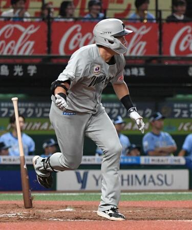 　９回、安田は中前に決勝適時打を放つ（撮影・佐藤厚）