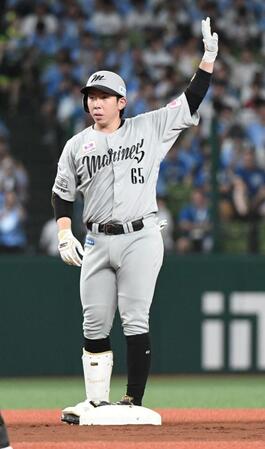 　１回、寺地は中越えに先制適時二塁打を放つ（撮影・佐藤厚）