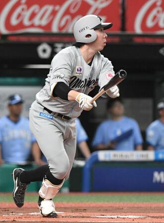 　１回、寺地は中越えに先制適時二塁打を放つ（撮影・佐藤厚）