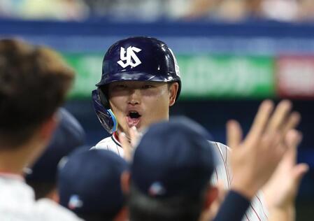 　５回、中越えに２ランを放ちベンチ前でナインに出迎えられる村上（撮影・佐々木彰尚）