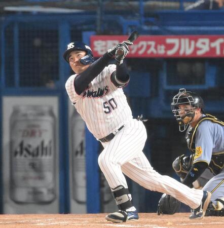 　８回、右越え３ランを放つ北村恵（撮影・伊藤笙子）