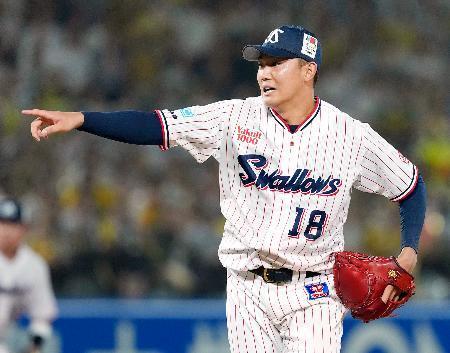 　７回、阪神・森下を見逃し三振に仕留めポーズをとるヤクルト・奥川＝神宮