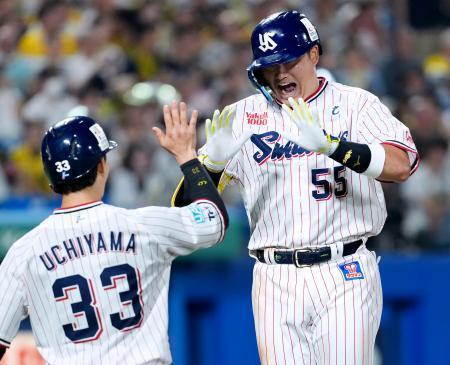 　５回、２ランを放ち内山（左）とタッチを交わすヤクルト・村上＝神宮