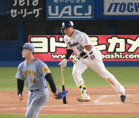 　７回、村上がこの試合４安打目となる右前打を放つ（投手・木下）＝撮影・堀内翔