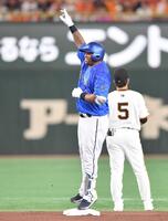 　１回、適時二塁打を放ち、ジャンプしてポーズを決めるビシエド（撮影・開出牧）