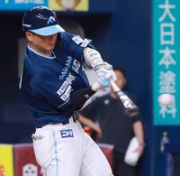 　６回、左越えソロを放つ郡司（撮影・石湯恒介）