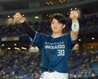 　拳を突き上げる郡司（撮影・石湯恒介）