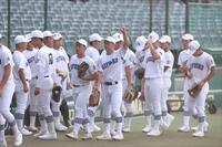 　ベンチ前に出る県岐阜商ナイン（撮影・中田匡峻）