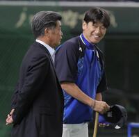 　工藤公康氏（左）と話す三浦監督（撮影・吉澤敬太）