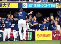 　４回、２ランを放ったレイエスを迎える日本ハムナイン（撮影・山口登）