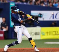 　３回、右中間に二塁打を放つ水谷（撮影・山口登）