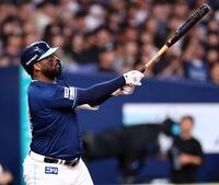 　４回、中越えに２ランを放つレイエス（撮影・山口登）