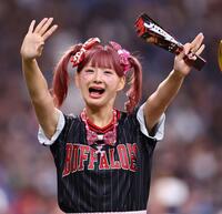 　５回を終え、グラウンドに登場したしなこ（撮影・山口登）