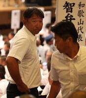 　抽選会を終え、席を立つ智弁和歌山・中谷仁監督（撮影・中田匡峻）