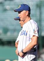 　練習を見つめる健大高崎・青柳博文監督（撮影・中田匡峻）