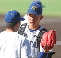 　練習を手伝ってくれたメンバーとタッチを交わす健大高崎・石垣元気（右）＝撮影・中田匡峻