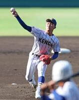 　打席に打者を立たせ、投球練習をする健大高崎・石垣元気（撮影・中田匡峻）