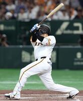 　２回、左越えに同点ソロを放つ岸田（撮影・吉澤敬太）