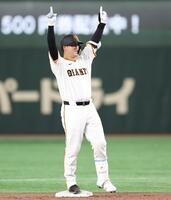 　６回、右中間に逆転２点二塁打を放ち、喜ぶ岸田（撮影・吉澤敬太）