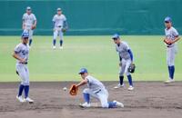 　守備練習する小松大谷ナイン