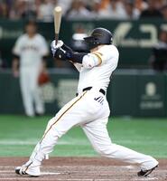 　６回、右中間に逆転２点二塁打を放つ岸田（撮影・吉澤敬太）