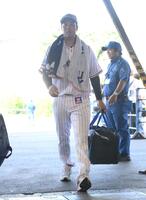 　練習を終えてグランドを後にする青柳（撮影・堀内翔）