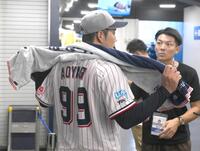 　ブルペンでの投球練習を終えて取材に応じる青柳（撮影・堀内翔）