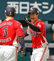 　１回、先制ソロを放ち近藤（左）に迎えられる柳町