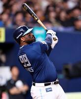 　４回、中越えに２ランを放つレイエス（撮影・山口登）