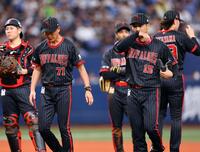 　４回途中、降板する椋木（中央右）＝撮影・山口登