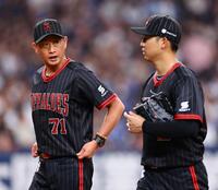 　４回、岸田監督（左）は降板する椋木に声を掛ける（撮影・山口登）