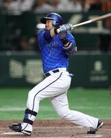 　９回、左越えに同点ソロをたたき込む宮崎（撮影・吉澤敬太）