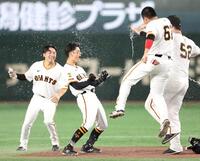 　９回、若林（中央）がサヨナラ打を放ち、歓喜に沸く巨人ナイン（撮影・吉澤敬太）