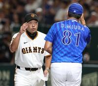 　メンバー表を交換する阿部監督（左）と三浦監督（撮影・吉澤敬太）