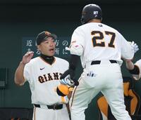 　２回、同点ソロを放った岸田（右）を迎える阿部監督（撮影・吉澤敬太）