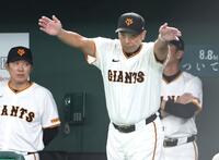 　５回、泉口の二盗アウトの判定を巡り、リクエストする阿部監督（撮影・吉澤敬太）