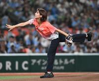 　セレモニアルピッチに挑戦するＴＢＳ・御手洗菜々アナ（撮影・佐藤厚）