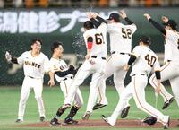 　９回、中越えにサヨナラ打を放ち、ナインと喜び合う若林（左から２人目）撮影・吉澤敬太