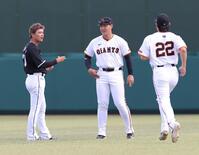 　石川慎（左）と話す岡本（中央）＝撮影・西岡正